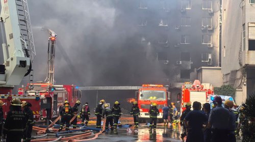 Mueren 28 tras incendio en fábrica de calzado en China