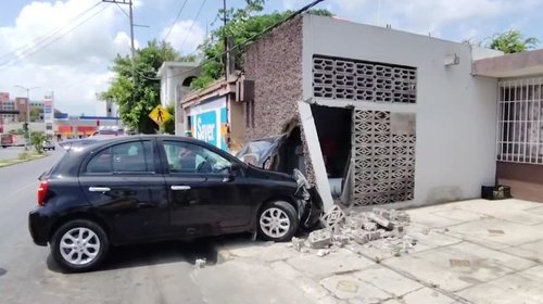 Se brinca camellones y choca contra vivienda en Tampico