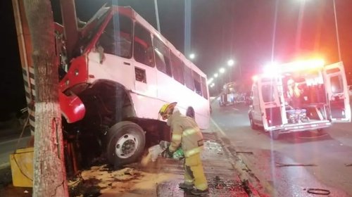 Muere conductor de ruta Express al chocar contra puente peatonal