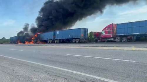 Aparatoso choque deja tráileres incendiados en vía Tampico-Mante