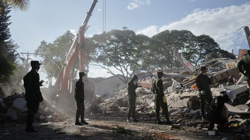 Sube a 281 cifra de muertos por terremoto en Colombia