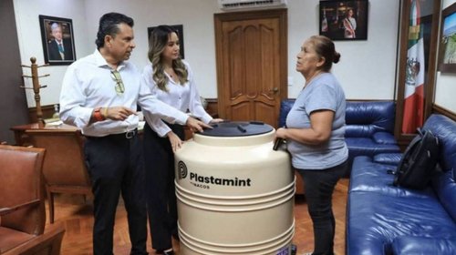Gattás entrega apoyos solicitados en caminata 'Tu Voz Transforma'