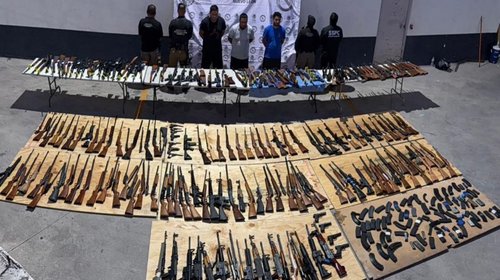 Decomisa FGR arsenal en Autopista a Laredo en Sabinas Hidalgo