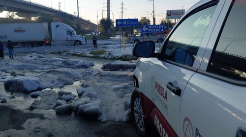 Capa de granizo deja vehículos varados en la México-Puebla
