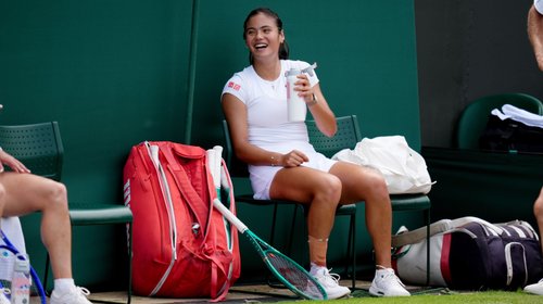 Emma Raducanu se baja de Wimbledon por una fractura por estrés