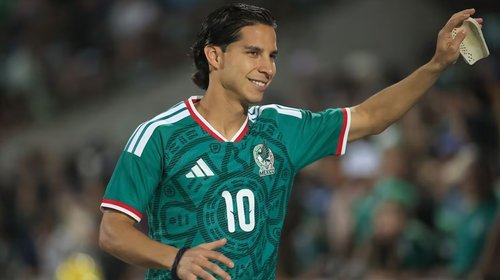 Diego Lainez levanta la mano para volver a la selección