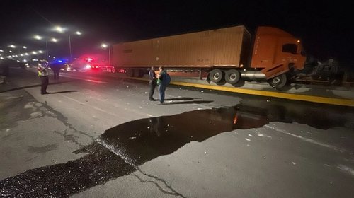 Choque de tráiler provoca derrame de diésel en puente La Reyna