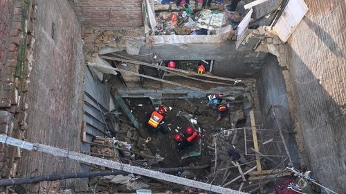 Derrumbe por lluvias causa muerte de una familia en Pakistán