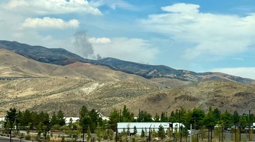 Desalojan a 90,000 residentes de Nevada por incendio forestal