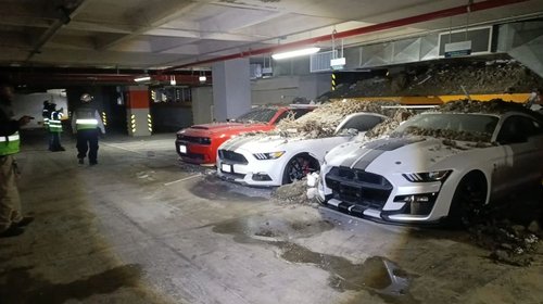 Deslave en plaza comercial de CDMX daña locales y autos de lujo