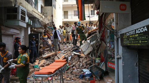 Desplome de edificio deja un muerto y decenas atrapados en India