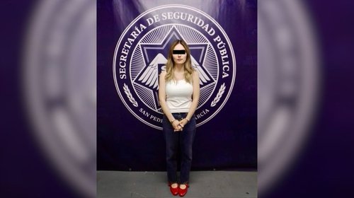 Detienen a mujer por presunto robo en Plaza Fiesta San Agustín