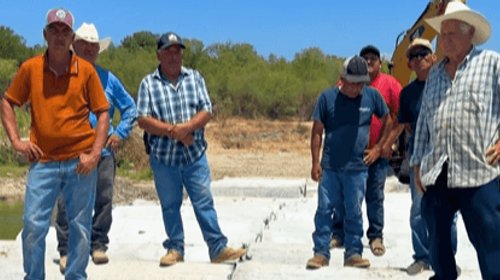 Tras seis años, construyen puente provisional en Las Alazanas