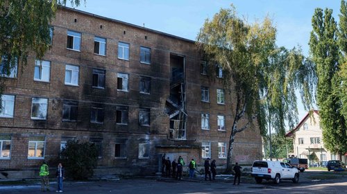 Dron ruso impacta escuela de Ucrania ante nueva ola de ataques