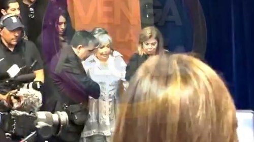 Captan a Verónica Castro con oxígeno en graduación de Cristian