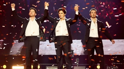 Jonas Brothers estrenan en vivo 'Listen When Sad'