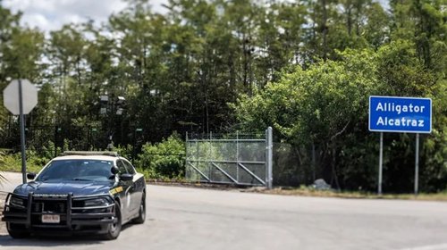 Traslada ICE a migrantes de ‘Alligator Alcatraz’ por huracanes
