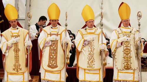 El Vaticano va contra tradicionalistas al excomulgar a obispos