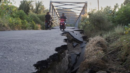 Suman 70 muertos por terremoto 7.7 que sacudió a Indonesia 