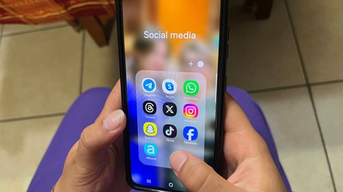 Francia frena prohibición de redes sociales a menores de 15 años