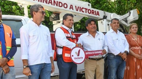 Entrega alcalde Lalo Gattás camión-pluma a Servicios Públicos