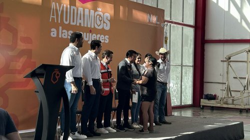 Encabeza Félix Arratia entrega de tarjetas Ayudamos a las Mujeres