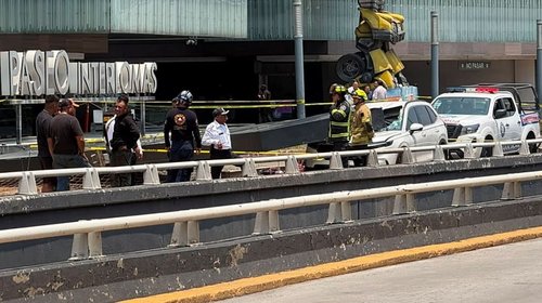 Muere conductora tras caer estructura sobre camioneta en Edomex