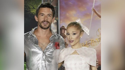 escena_ariana_grande_jonathan_bailey_3cd4f3a622