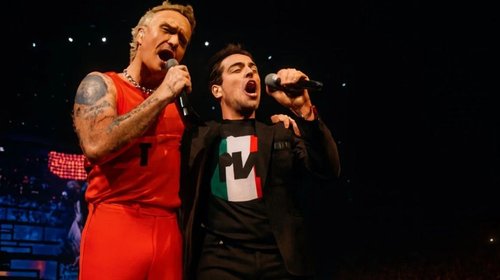 Omar Chaparro aparece con Robbie Williams en concierto