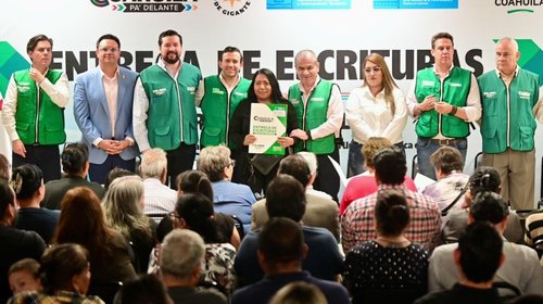 Entregan escrituras a 95 familias de Torreón; aseguran patrimonio