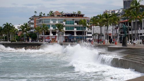 'Simon' recupera fuerza y sube a categoría 2 cerca de Nayarit