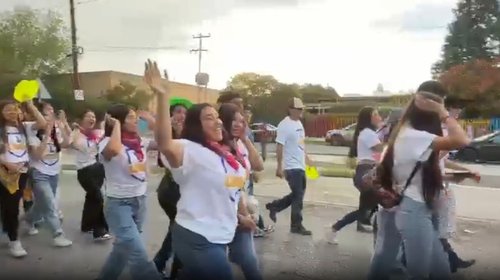 Estudiantes de la UAdeC toman las calles en desfile de bienvenida
