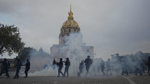 Francia bajo protestas; más países siguen la tendencia