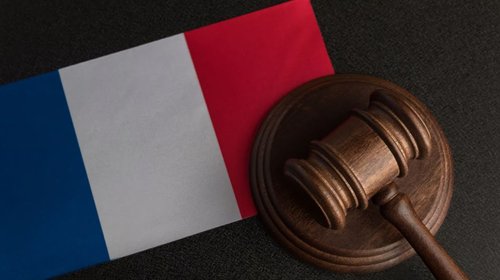 Francia bloquea ley que prohibía redes sociales a menores