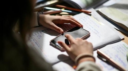 Francia alista prohibición del uso de celulares en escuelas