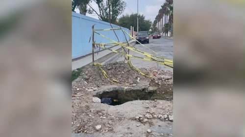 Reparan fuga a medias; dejan zanja abierta frente a escuelas 