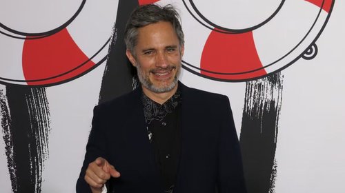  Gael García Bernal explora el poder en 'Hombre al Agua'
