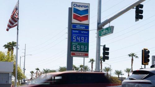 Gasolina cara golpea a votantes de EUA; más presión sobre Trump