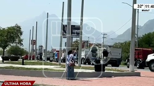 Bloquean transportistas carretera a Saltillo en Santa Catarina