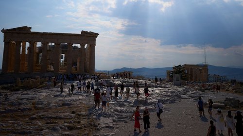 Hombre apuñala a turistas cerca de Acrópolis en Atenas