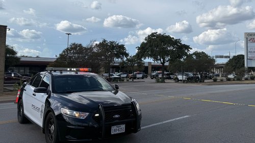 Trasladan a centro de detención a migrante baleado por ICE