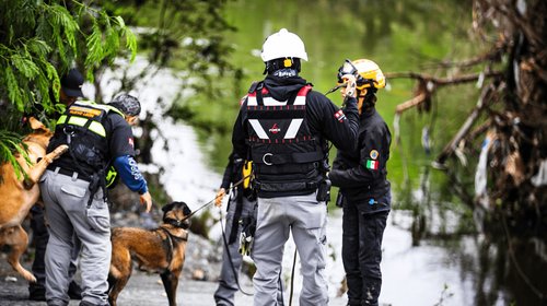 Buscan a hombre arrastrado por la corriente de canalón en MTY