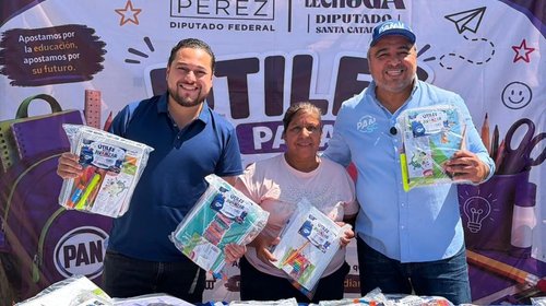 Apoyan a familias de Santa Catarina con entrega de útiles