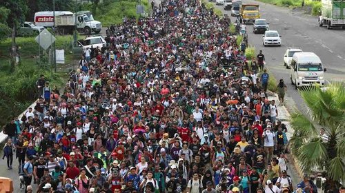 Caravana migrante llega a Huixtla y avanza por Chiapas