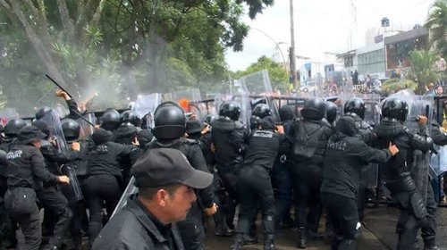 Jalisco investiga a 17 policías por marcha del agua