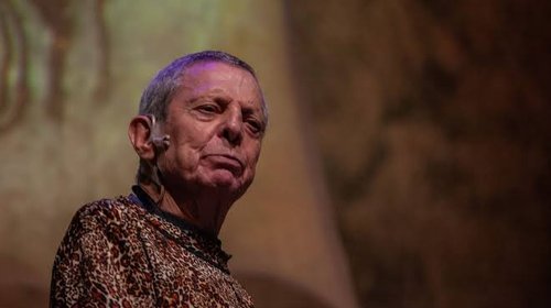 César Bono reaparece tras rumores de haber perdido un ojo