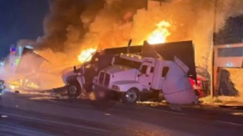 Tráiler choca contra bloqueo e incendia unidades en México-Toluca