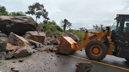 Lluvias provocan derrumbe y cierran carretera 556 en Jalisco