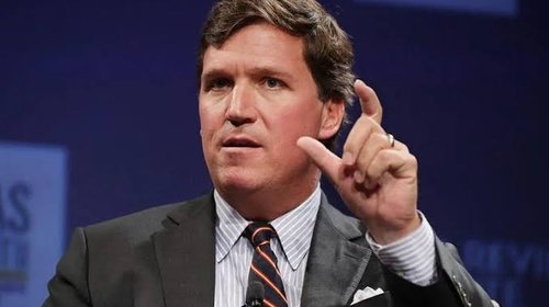 Tucker Carlson acusa cobertura engañosa sobre Donald Trump