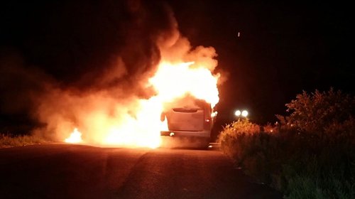 Incendian camión de pasajeros tras persecución en Guanajuato